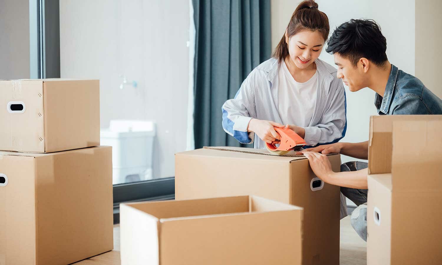 couple using my moving day checklist to pack